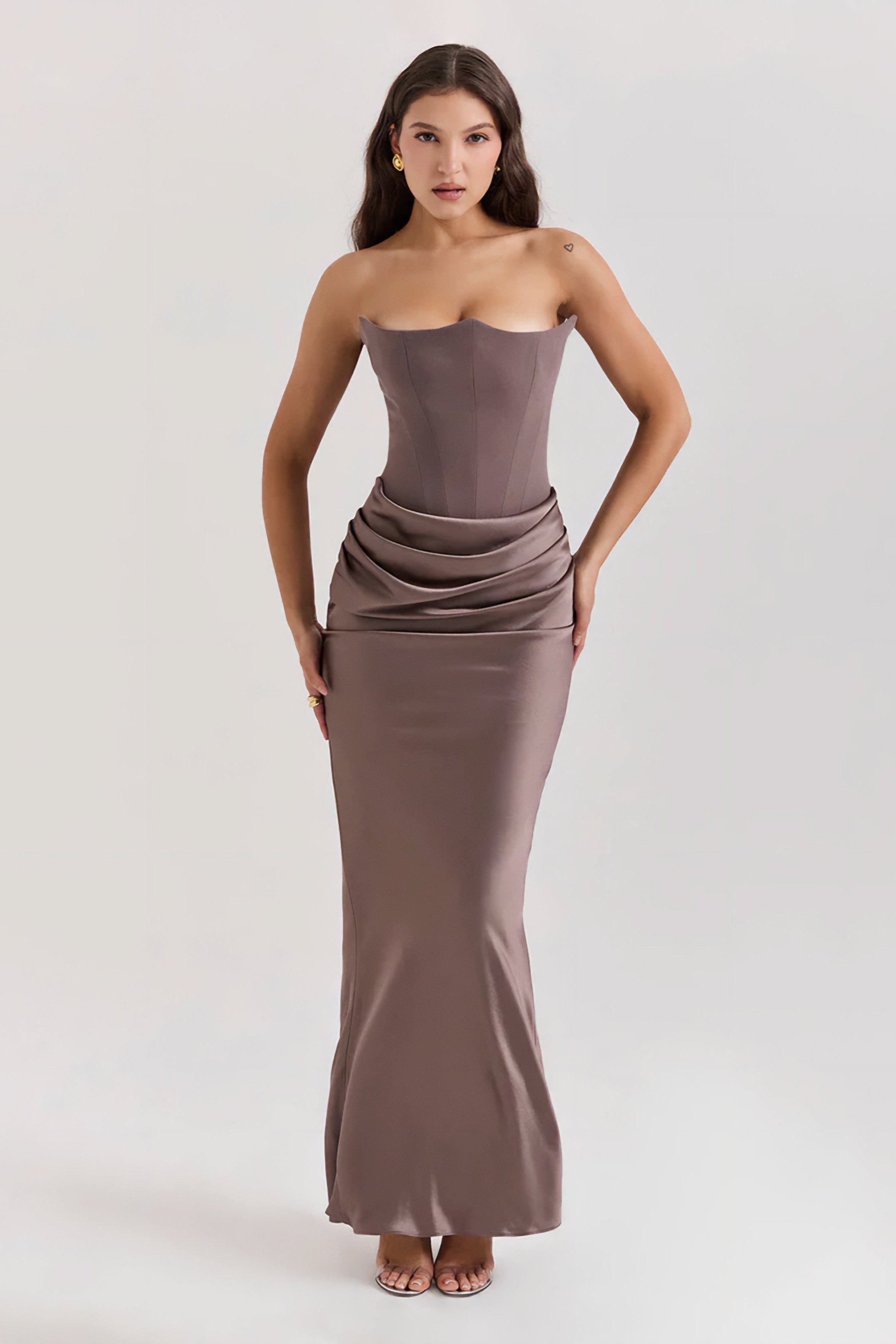 Emily Robe Longue Bustier à Corset Structuré et Drapé Sophistiqué